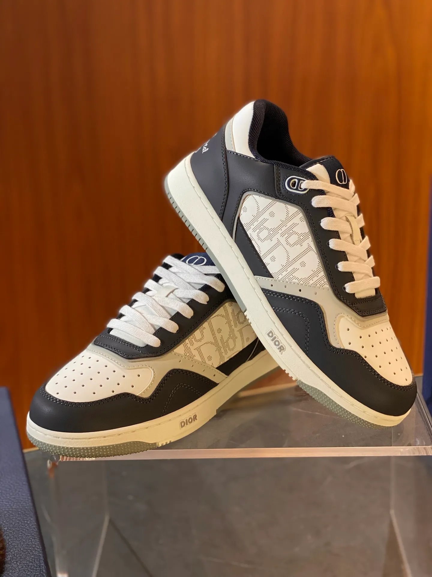 💰780 Dior | New B27 styles for men and women ♞size; women 35~40 men 38~47 DIOR AND HYLTON NEL B27 Uptown The best and most eye-catching Dior is B27, the combination is invincible. Versatile for daily use, no choice of combinations. B27 feels comfortable on the feet ~ If you like this kind of elegant and simple color matching, you must buy it